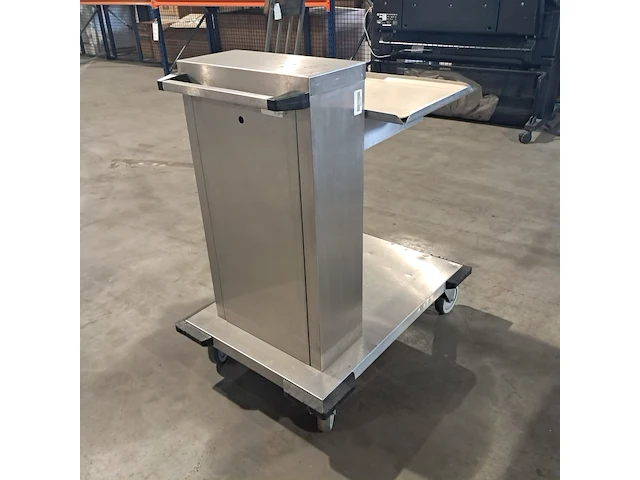 Ca. 200x dienbladen, 3x dienbladwagens, bordenwarmer en melkdispencer - afbeelding 16 van  22
