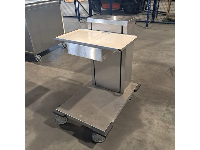 Ca. 200x dienbladen, 3x dienbladwagens, bordenwarmer en melkdispencer - afbeelding 18 van  22