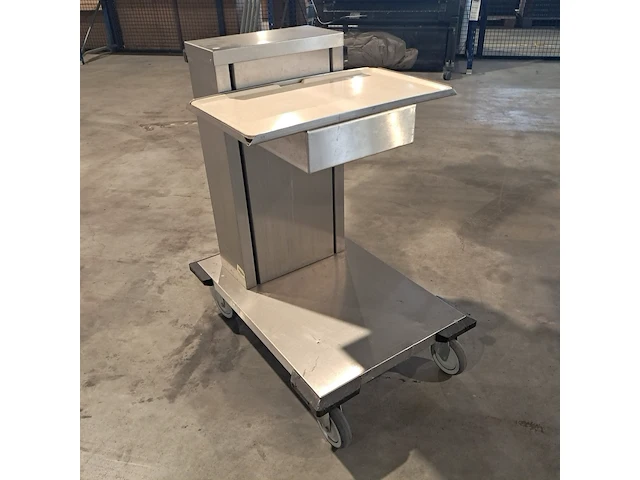 Ca. 200x dienbladen, 3x dienbladwagens, bordenwarmer en melkdispencer - afbeelding 19 van  22