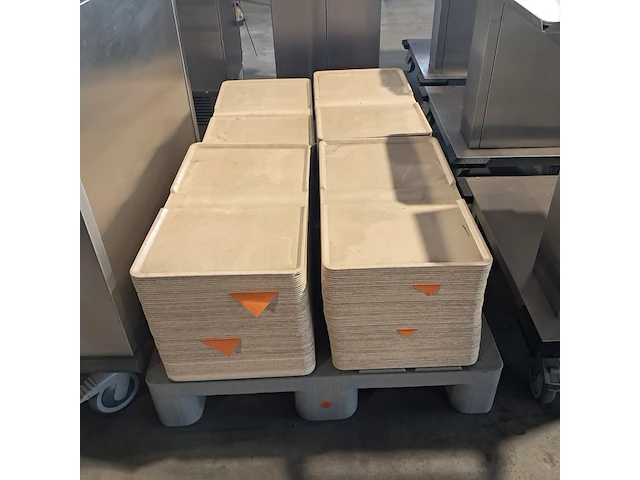 Ca. 200x dienbladen, 3x dienbladwagens, bordenwarmer en melkdispencer - afbeelding 20 van  22