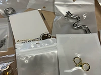Ca. 200x diverse sieraden w.o. kettingen, oorbellen en ringen - afbeelding 2 van  11