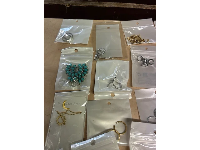 Ca. 200x diverse sieraden w.o. kettingen, oorbellen en ringen - afbeelding 3 van  11