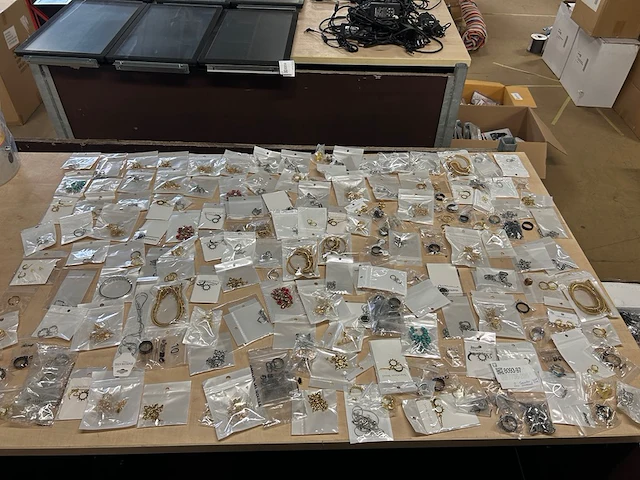Ca. 200x diverse sieraden w.o. kettingen, oorbellen en ringen - afbeelding 1 van  11