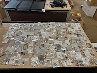 Ca. 200x diverse sieraden w.o. kettingen, oorbellen en ringen - afbeelding 1 van  11