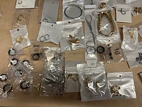 Ca. 200x diverse sieraden w.o. kettingen, oorbellen en ringen - afbeelding 4 van  11