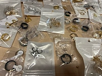 Ca. 200x diverse sieraden w.o. kettingen, oorbellen en ringen - afbeelding 6 van  11