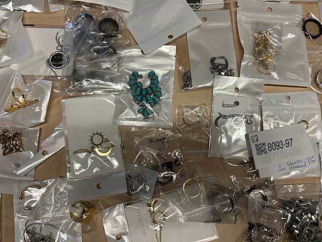 Ca. 200x diverse sieraden w.o. kettingen, oorbellen en ringen - afbeelding 7 van  11