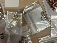 Ca. 200x diverse sieraden w.o. kettingen, oorbellen en ringen - afbeelding 8 van  11