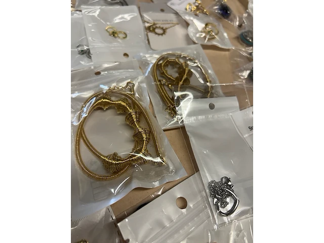 Ca. 200x diverse sieraden w.o. kettingen, oorbellen en ringen - afbeelding 9 van  11