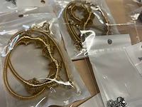 Ca. 200x diverse sieraden w.o. kettingen, oorbellen en ringen - afbeelding 9 van  11