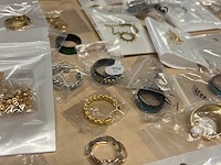 Ca. 200x diverse sieraden w.o. kettingen, oorbellen en ringen - afbeelding 10 van  11