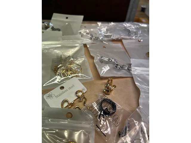 Ca. 200x diverse sieraden w.o. kettingen, oorbellen en ringen - afbeelding 11 van  11