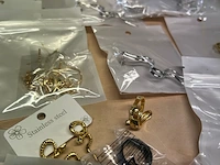 Ca. 200x diverse sieraden w.o. kettingen, oorbellen en ringen - afbeelding 11 van  11