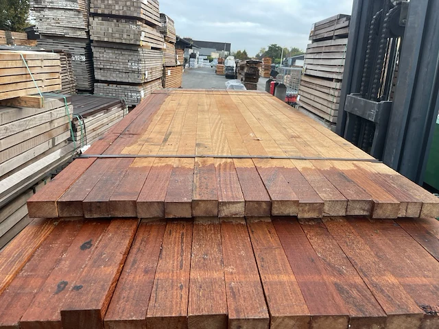 Ca. 208x angelim pedra regels fijnbezaagd, 40x60mm, lengte 16/240cm, 185/270cm, 7/310cm - afbeelding 1 van  3