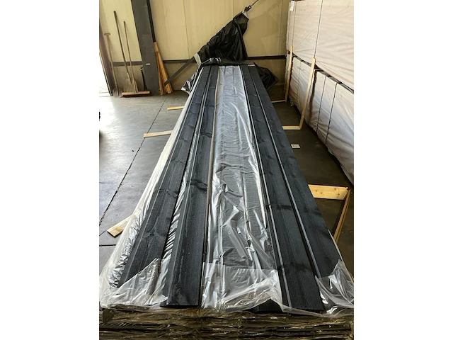 Ca. 209x grenen channelsiding/ halfhoutsrabat zwart geïmpregneerd, 18x140mm, lengte 300cm - afbeelding 1 van  3