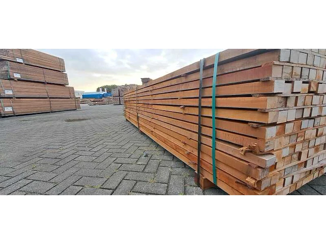 Ca. 210x massaranduba regels fijnbezaagd, 40x60mm, lengte 250cm - afbeelding 2 van  4
