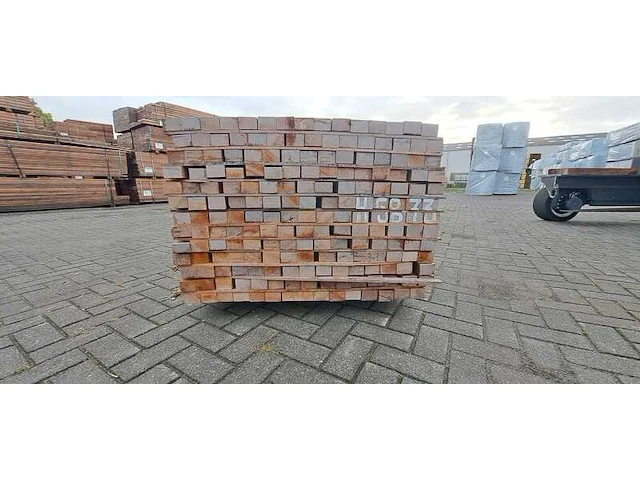 Ca. 210x massaranduba regels fijnbezaagd, 40x60mm, lengte 250cm - afbeelding 3 van  4