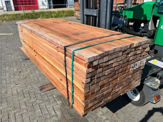 Ca. 210x massaranduba regels fijnbezaagd, 40x60mm, lengte 300cm - afbeelding 2 van  4