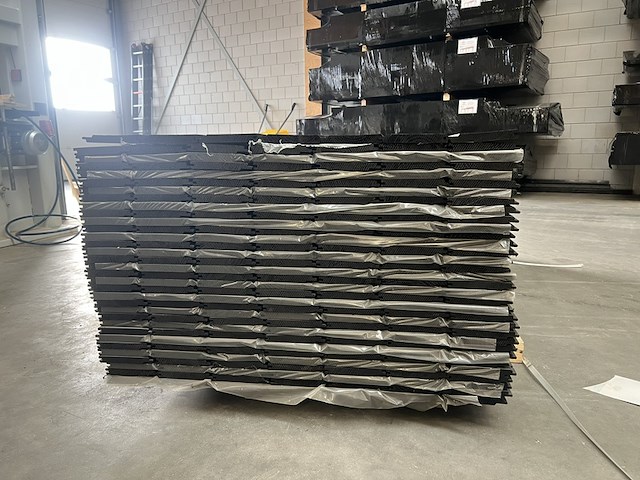 Ca. 231x channelsiding zwart gespoten - afbeelding 2 van  4