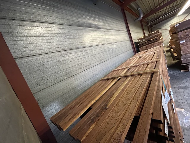 Ca. 235x walaba latten geschaafd, 27x45mm, lengte 137/365cm, 79/400cm, 19/430cm - afbeelding 1 van  3