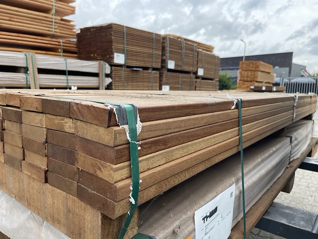 Ca. 253x guyana teak planken geschaafd, 25x90mm, lengte 185cm - afbeelding 2 van  3