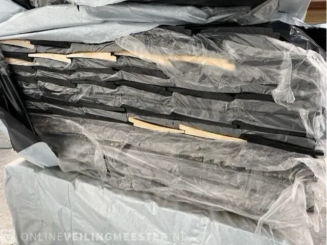 Ca. 256x planken zwarte zweeds rabatdelen 240cm lang - afbeelding 3 van  5