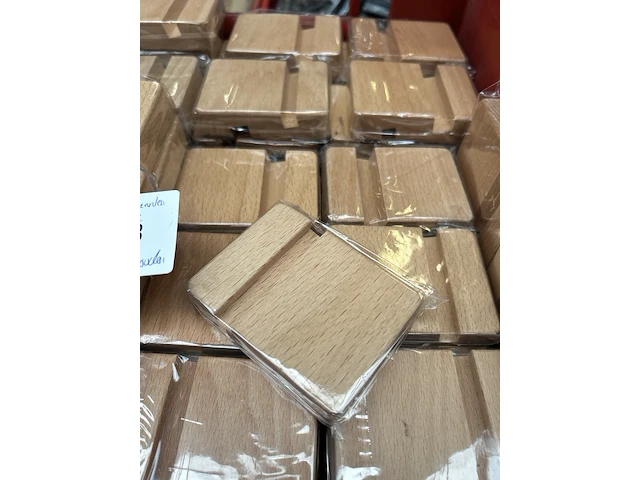 Ca. 260x houten telefoonhouder standaard met krat - afbeelding 5 van  5