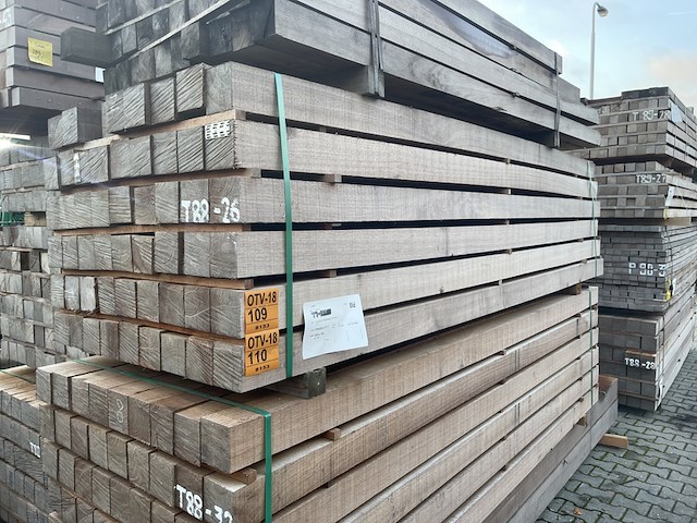 Ca. 27x guyana teak balken fijnbezaagd, 100x100, lengte 300cm - afbeelding 4 van  4