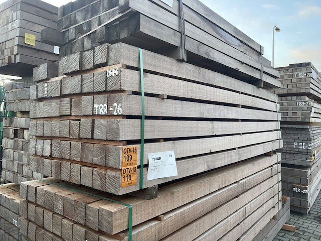 Ca. 27x guyana teak balken fijnbezaagd, 100x100, lengte 300cm - afbeelding 4 van  4
