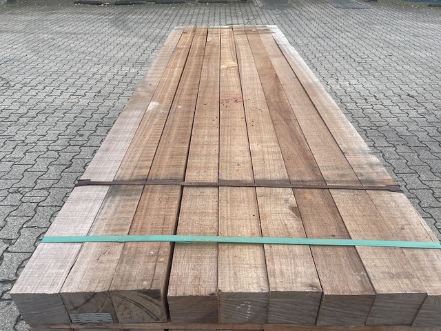 Ca. 27x guyana teak balken fijnbezaagd, 100x100, lengte 300cm - afbeelding 1 van  4
