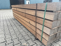 Ca. 27x guyana teak balken fijnbezaagd, 100x100, lengte 300cm - afbeelding 2 van  4