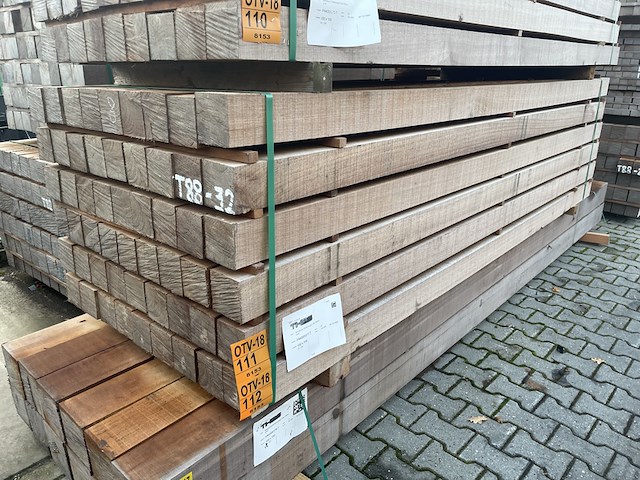 Ca. 27x guyana teak balken fijnbezaagd, 100x100, lengte 300cm - afbeelding 4 van  4