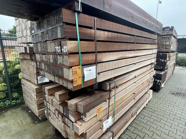 Ca. 27x guyana teak balken fijnbezaagd, 100x100mm, lengte 300cm - afbeelding 4 van  4