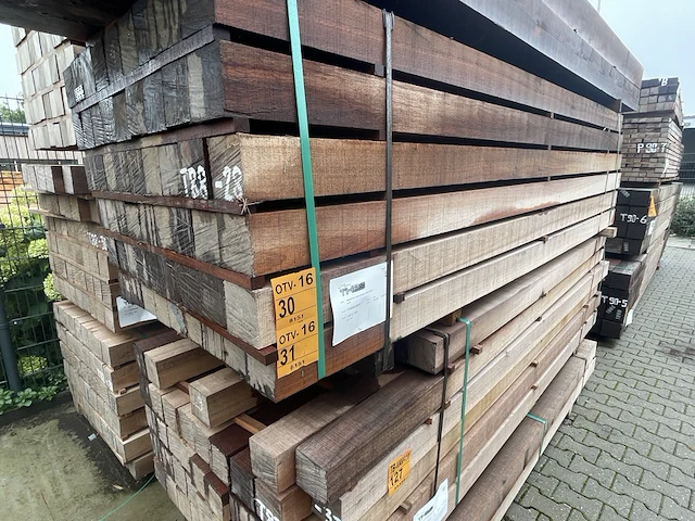 Ca. 27x guyana teak balken fijnbezaagd, 100x100mm, lengte 300cm - afbeelding 4 van  4