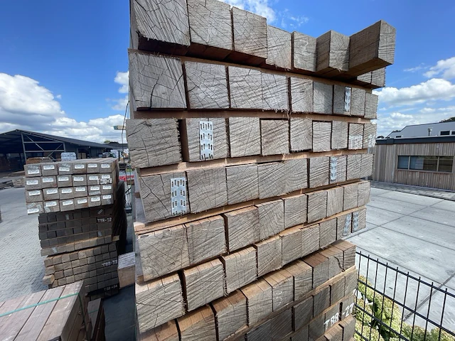 Ca. 27x guyana teak palen fijnbezaagd, 100x100mm, lengte 300cm - afbeelding 3 van  4