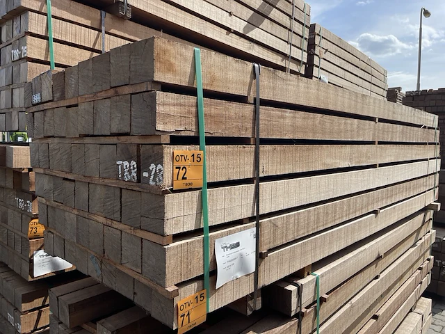 Ca. 27x guyana teak palen fijnbezaagd, 100x100mm, lengte 300cm - afbeelding 4 van  4
