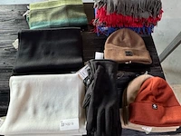 Ca. 27x sjaal, 7x muts en 4x paar handschoenen tom tailor - afbeelding 1 van  7
