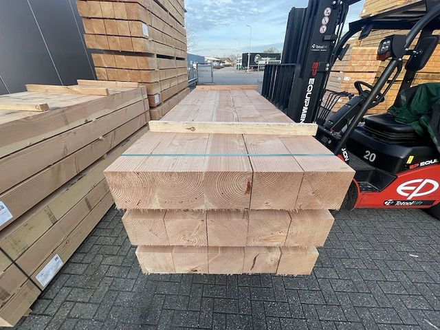 Ca. 28x douglas balken fijnbezaagd, 200x200mm, lengte 500cm - afbeelding 1 van  4