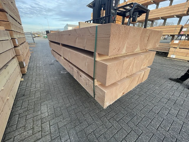 Ca. 28x douglas balken fijnbezaagd, 200x200mm, lengte 500cm - afbeelding 2 van  4