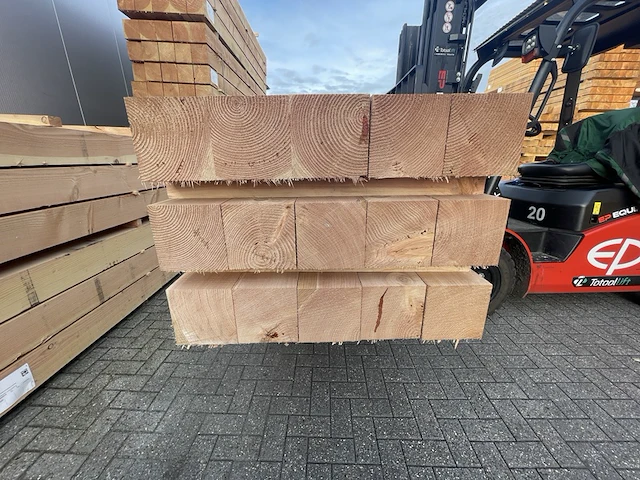 Ca. 28x douglas balken fijnbezaagd, 200x200mm, lengte 500cm - afbeelding 3 van  4