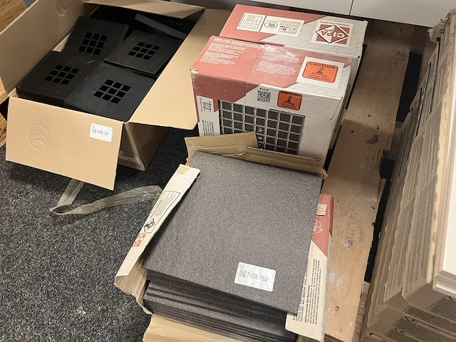 Ca. 3 m² anti slip vloertegels - afbeelding 1 van  3