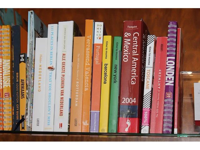 Ca. 30 reisboeken op schap. - afbeelding 2 van  3