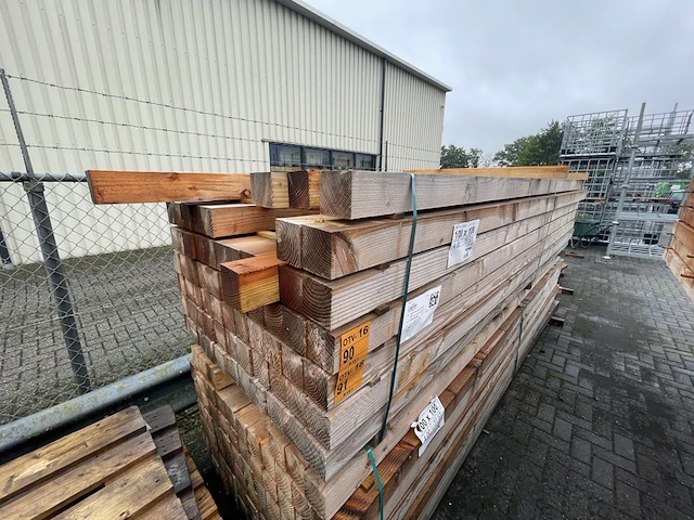 Ca. 30x douglas balken fijnbezaagd, 100x100mm, lengte 400cm - afbeelding 2 van  3