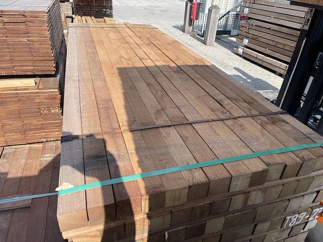 Ca. 30x massaranduba palen fijnbezaagd, 70x70mm, lengte 275cm - afbeelding 1 van  4