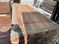 Ca. 30x massaranduba palen fijnbezaagd, 70x70mm, lengte 275cm - afbeelding 1 van  4