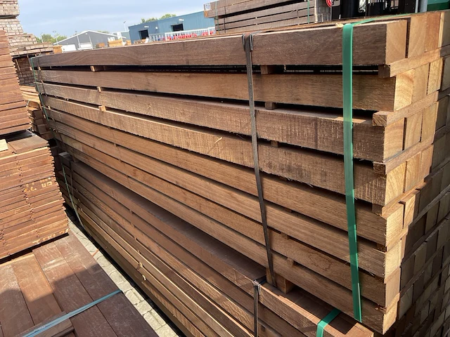 Ca. 30x massaranduba palen fijnbezaagd, 70x70mm, lengte 275cm - afbeelding 2 van  4