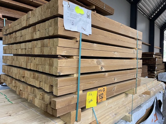Ca. 312x thermo grenen hoeklatten geschaafd, 42x42mm, lengte 110cm - afbeelding 2 van  3