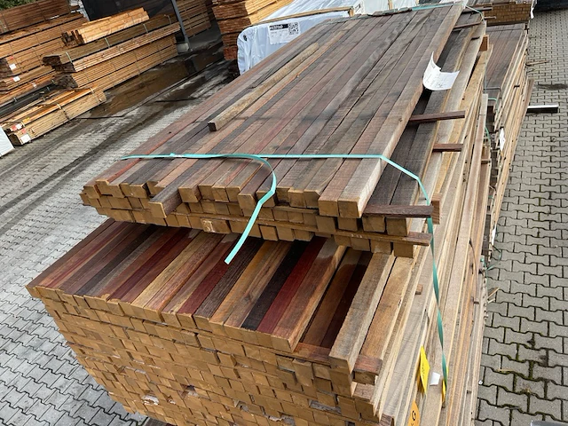 Ca. 315x guyana teak palen fijnbezaagd, 40x40mm - afbeelding 1 van  3