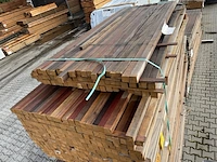 Ca. 315x guyana teak palen fijnbezaagd, 40x40mm - afbeelding 1 van  3