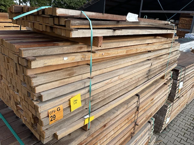Ca. 315x guyana teak palen fijnbezaagd, 40x40mm - afbeelding 2 van  3